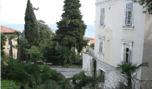 IZUZETNA PONUDA: Prodaje se hotel u središtu Lovrana i atraktivno zemljište uz plažu u Bakru S hotela se pruža predivan pogled na more
