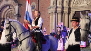 U SRCU SLAVONIJE: Svečano otvoreni 53. Đakovački vezovi Svečano otvorenje 53. đakovačkih vezova ispred đakovačke katedrale / Foto: Hina