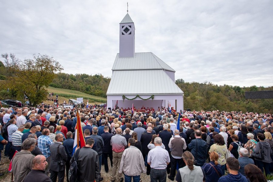ZRIN - NIKAD OŠTRIJE PORUKE KARDINALA BOZANIĆA: Tko se boji istine i istraživanja povijesnih činjenica taj u suvremenim okolnostima omogućuje širenje mržnje i netrpeljivosti Novosagrađena crkva u Zrinu / Foto: IKA