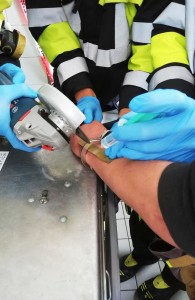 HRVATSKI DRŽAVLJANIN UHIĆEN U MÜNCHENU: Nakon uhićenja počela prava drama Da bi oslobodili 36-godišnjeg hrvatskog državljanina vatrogasci su moali prepilat metalnu narukvicu / Foto: Preslik pilanja lisica Presseportal