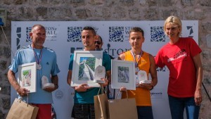 UDRUGA BISERI HRVATSKE: Završen još jedan Ston Wall Marathon - Pobjednici dobili suvenire udruge „Djeca Pelješca“ Ston _Maraton 2