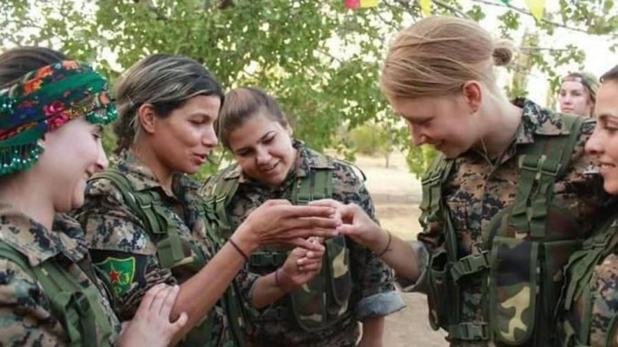 Otac poginule Britanke tuži Tursku: Ne daju mu posmrtne ostatke kćeri koja se borila na strani Kurda Plavokosa Anna Campbell sa kurdskim ženama / Foto: Twitter