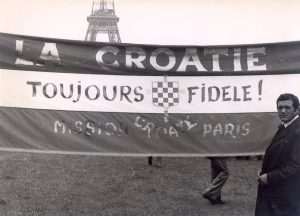 Mate Kolić - s transparentom dočeka  Pape u Parizu daleke 1980. godine / Foto: Preslik Fenix (D.Čotić)