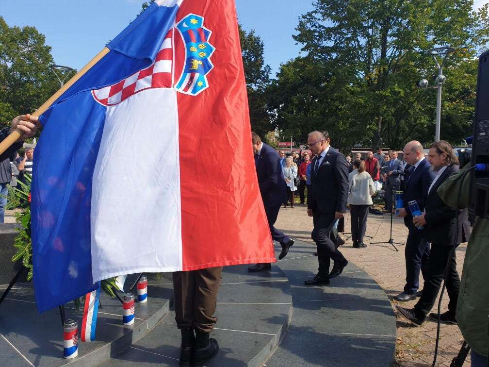 MINISTAR GRLIĆ RADMAN: "Trebamo osvješćivati javnost, a posebno mlade, da uživamo u blagodatima slobodne Hrvatske zahvaljujući žrtvi naših branitelja!" Ministar vanjskih i europskih poslova Gordan Grlić Radman