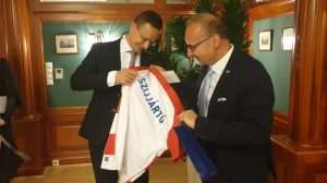 GRLIĆ RADMAN: Hrvatsko-mađarsko prijateljstvo je primjer za cijeli svijet Ministar Grlić Radman darovao hrvatski dres Peteru Szijjartu