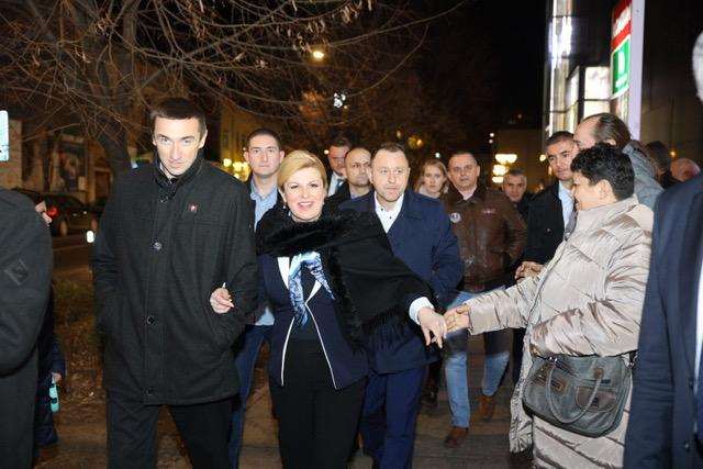 Grabar-Kitarović u Vukovaru: Srbija neće dobiti zeleno svjetlo za EU dok ne dobijemo podatke o nestalima Gradonačelnik Vukovara Ivan penava i hrvatska predsjednica Kolinda Grabar Kitarović / Foto: Fenix