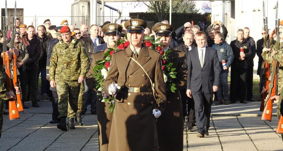 U Varaždinu obilježena 27. obljetnica osnutka Puma, jedne od najelitnijih postrojbi HV-a Polaganjem vijenaca u spomen na 90 poginulih i jednog nestaloga te umrle pripadnike u Varadinu je u petak obiljeena 27. obljetnica osnutka 7. gardijske brigade Puma, a premijer Andrej Plenković poručio je kako su Pume ostavile ogroman trag u obrani Hrvatske / Foto: Hina