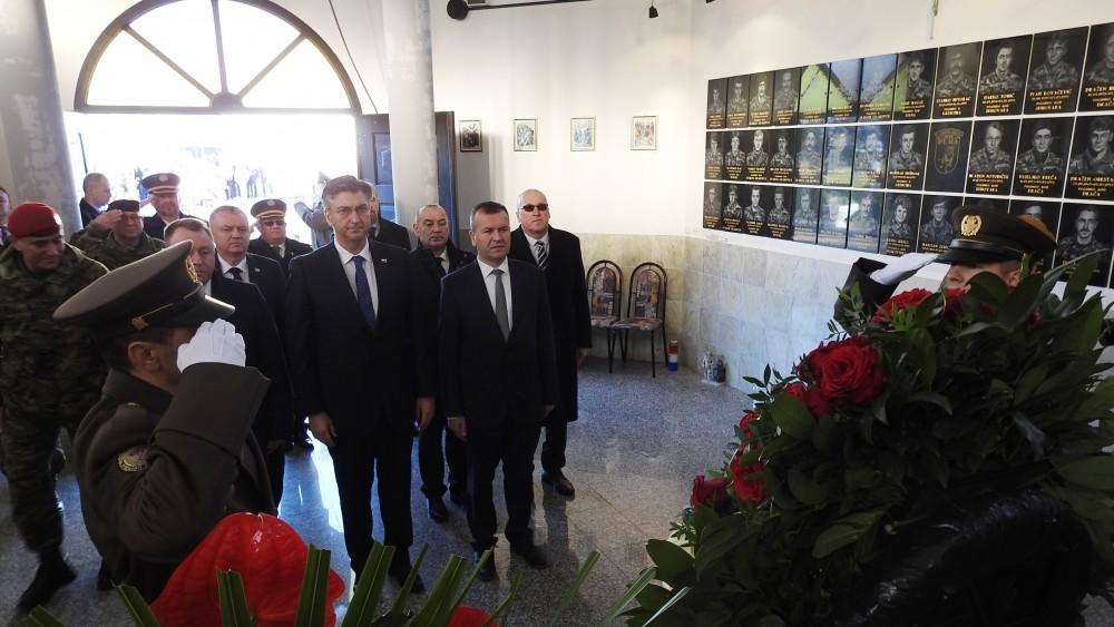 U Varaždinu obilježena 27. obljetnica osnutka Puma, jedne od najelitnijih postrojbi HV-a Ppremijer Andrej Plenković položio je vijenac za poginule pripadnike Puma / Foto: Hina