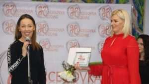 (FOTO) Dodijeljene nagrade za "Hercegovku godine" - među dobitnicama i Hercegovke iz Njemačke i Engleske Ngradu za Sanju Markić iz Frankfurta je preuzela njezina sestra (lijevo). Uručila ju je Daniela Škegro