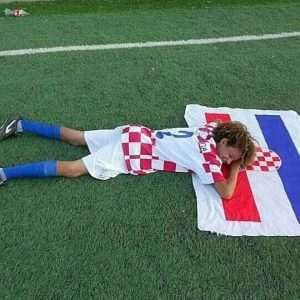 ODIGRALI SU SVOJU POSLJEDNJU UTAKMICU: Brazilski dječaci u hrvatskim nogometnim dresovima su " gorjeli " na terenu Fotografija dječaka Lorran Moura obišla je cijelu Hrvatsku. Onako kako je to bilo s legendarnom fotografijom Šime Vrsaljka
