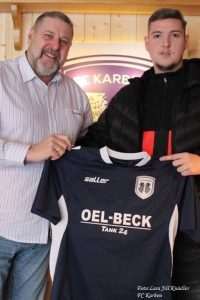 NOVI POČETAK NAKON OZLJEDE KOLJENA: Bastian Kalaica (22) pojačao FC Karben, člana Gruppenlige Frankfurt Bastian Kalaica (desno) sa novim dresom FC Karben / Foto: Fenix (obiteljski arhiv)