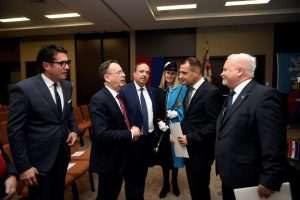 (FOTO) U Zürichu predstavljeno predsjedanje RH Vijećem EU i otvorena izložba “Hrvatska od neovisnosti do predsjedanja Vijećem EU” Matija posavec u razgovoru s uzvanicima