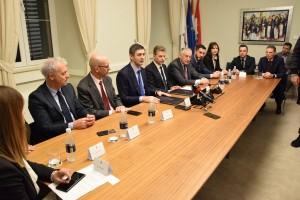 Ugovor za projekt razvoja infrastrukture širokopojasnog pristupa na području Dubrovnika potpisali su u ponedjeljak u Dubrovniku dubrovački gradonačelnik Mato Franković i direktor Odjela za razvoj i implementaciju EU BB programa u Hrvatskom telekomu Milan Meden / Foto: Hina