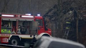 PRENOĆIT ĆE U PRITVORU: Zbog stradanja šestero korisnika Doma za starije i nemoćne pritvoreni vlasnici doma Zelena oaza Vatrogasno vozilo ispred požarišta Staračkog doma u Andraševcu / Foto: Hina