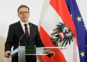 KURZ ODRŽAO IZVANREDNU KONFERENCIJU: U Austriji 246 zaraženih, Vlada postupno zatvara škole do Uskrsa Ministar zdravlja Rudolf Anschober/BKA, Beč