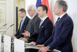 KORONAVIRUS I NAVALA NA BANKE I BANKOMATE: Blümel smiruje „ U Austriji su opskrba novcem i platni promet osigurani“ Ministar Gernot Blümel (drugi s desna)/Foto: BKA, Beč - A. Wenzel