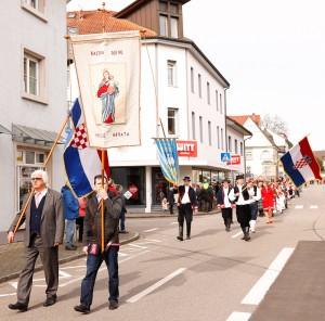 FOTO: Na proslavi blagdana sv. Fridolina stotine Hrvata iz Bad Säckingena, Freiburga, Rheinfeldena, Lörracha... Viktor Soldo je svake godine nosi hrvatski barjak u procesiji