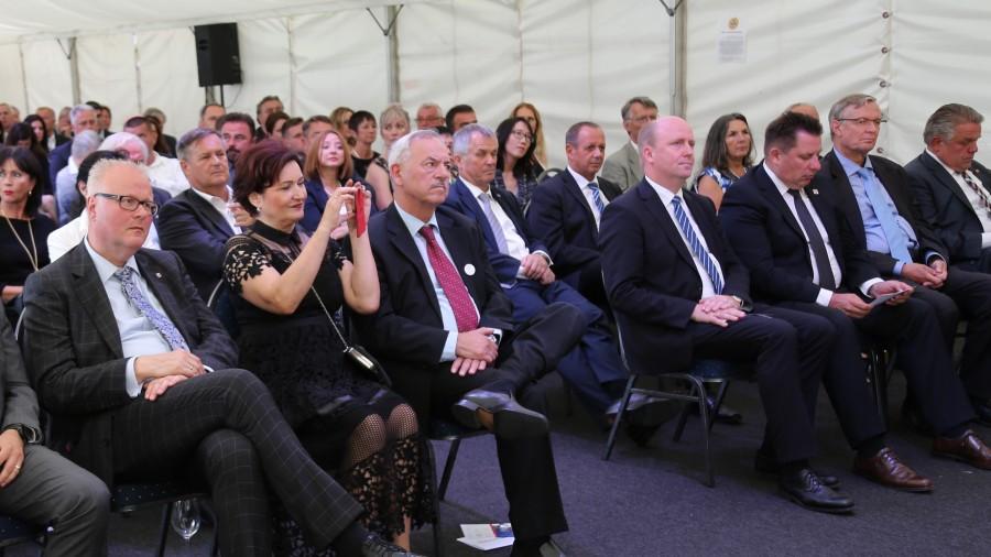 NJEMAČKA U ŠOKU: U Hochheimu kod Frankfurta pronađeno mrtvo tijelo ministra financija Hessena Thomasa Schäfera (54) Ministar Thomas Schäfer (prvi s lijeva) na proslavi Dana državnosti RH u Frankfurtu / Foto: Fenix