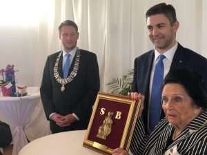 (FOTO) NJEMAČKI GRAD ISKAZAO VELIKU ČAST HRVATICI: Olga Stoss na svečanom prijemu potpisala odluku kojom postaje počasna građanka Bad Homburga Gradonačelnik Bad Homburga Alexander Hetjes, gradonačelnik Dubrovnika Mato Franković i Olga Stoss