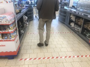 NJEMAČKA: Broj novooboljelih u jednom danu povećan za gotovo tri tisuće, traže se radnici za privremene poslove dostave, u trgovinama prehrane, ljekarnama, ... Iscrtani razmaci u trgovinama / Foto: Fenix