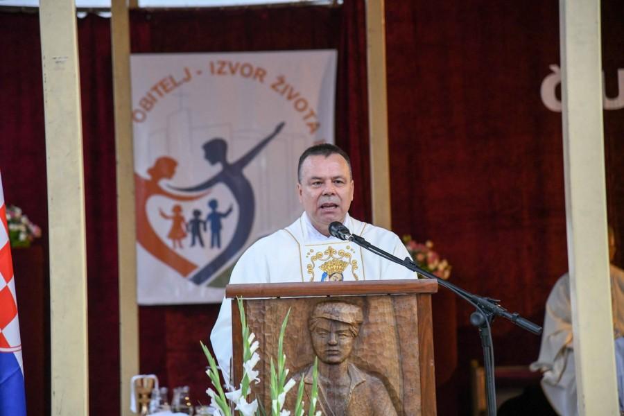 HKŽ MÜNCHEN: Fra Petar Klapež uputio pismo kardinalu Reinhardu Marxu sa zamolbom za pomoć stradalima u potresu u Hrvatskoj Župnik Hrvatske katoličke župe München fra Petar Klapež /Foto: Fenix