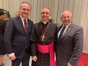 (FOTO) U BERLINU 7. OBLJETNICA PONTIFIKATA PAPE FRANJE: Msgr. Nikola Eterović primio brojne predstavnike vjerskog, političkog, kulturnog i diplomatskog života Njemačke Hrvatski veleposlanik u Berlin Gordan Bakota, msgr. Nikola Eterović i zastupnik u njemačkom Bundestagu Josip Juraović/Foto: Fenix