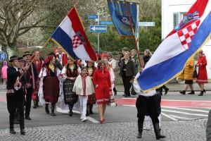 FOTO: Na proslavi blagdana sv. Fridolina stotine Hrvata iz Bad Säckingena, Freiburga, Rheinfeldena, Lörracha... Stotine Hrvata u procesiji
