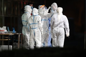 (VIDEO) Iz Tirola se u Hrvatski vratilo 111 hrvatskih državljana, na granici su epidemiološki pregledani i određena im je samoizolacija Epideminološka služba na graničnom prijelazu na Bregani / Foto: Hina
