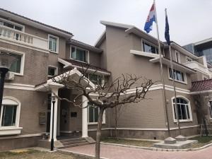 (FOTO) HRVATSKI VELEPOSLANIK U KINI DARIO MIHELIN: Ovo je neočekivana situacija, ali nema straha i panike Zgrada hrvatskog veleposlanstva u Pekingu/Foto:Fenix