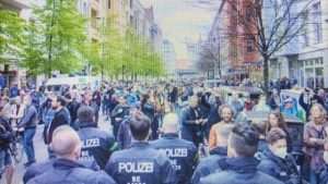 PROSVJEDI DILJEM NJEMAČKE: Uglavnom mirno u Stuttgartu i Münchenu, manji sukobi prosvjednika i antiprosvjednika u Frankfurtu, u Hamburgu policija koristila suzavac Policija na prosvjedu u Berlinu / Foto: Fenix