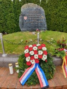 ZA 75. OBLJETNICA BLEIBURŠKE TRAGEDIJE: Predstavnici HSP-a odali počast svim žrtvama Blajburške tragedije i Križnih putova hrvatskog naroda Vijenac za poginule na Bleiburgu / Foto: Fenix