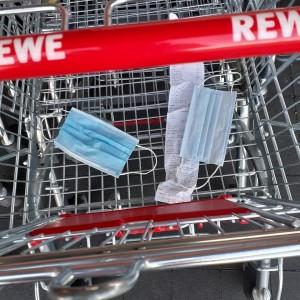 POZNATI HRVAT IZ NJEMAČKE OTKRIVA: Kako izgleda situacija pred nekim trgovinama, što rade kupci, gdje ostavljaju zaštitne maske.... Nevjerojatno je kako ljudi ostavljaju svoje korištene maske u kolicima za trgovinu/Foto: Fenix (I.Jurčević)