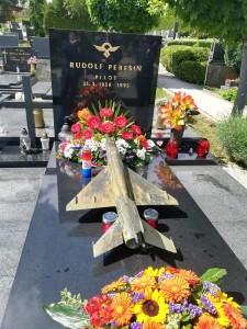 MORH: Obilježena 25. obljetnica pogibije pilota HRZ-a Rudolfa Perešin Grob Rudolfa Perišina na gradskom groblju Mirogoj / Foto: Hina