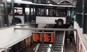 NESREĆA U HAMBURGU: Autobus uletio na kolodvor i ostao visiti u zraku Foto: Video Bild/Preslik