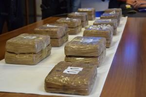 ZAPLIJENJENO 25 KG KOKAINA: Droga vrijedna 20 milijuna kuna pronađena u vozilu talijanskog državljanina kod Ploča Gotovo 25 kilograma kokaina pronađeno je u Mercedesu 49-godišnjeg talijanskog državljanina na Jadranskoj magistrali kod Baćine / Foto: Hina