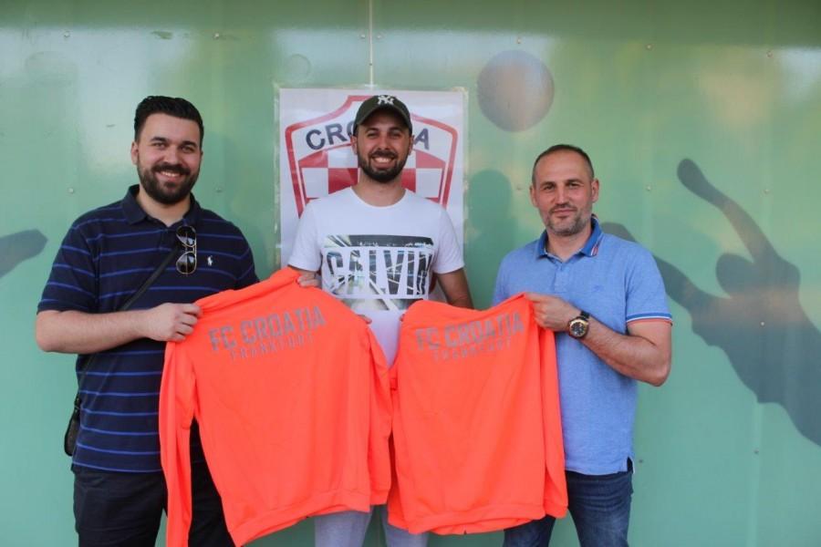 Treneri Croatije Frankfurt Josip Žeravica i Milan Pavličić sa kapetanom momčadi Petrom Bešlićem (u sredini) / Foto: Fenix 