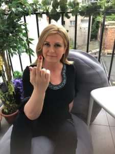 REAKCIJA NA ŠKORINU IZJAVU: Kolinda Grabar-Kitarović podigla "srednji prst" u znak podrške ženama I Kolinda pokazala srednji prst Miroslavu Škori / Foto: Privatni album KGK
