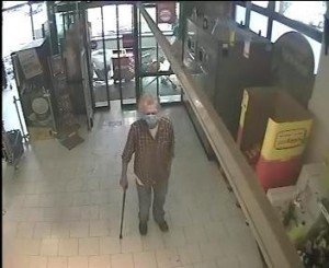 ŠTO SE DOGAĐALO NA AUTOBUSNOJ POSTAJI U DÜSSELDORFU? Izgorio muškarac, policija objavila njegovu fotografiju Foto: Policija NRW Düsseldorf