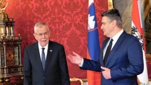 RAZGOVOR O OTVORENIM GRANICAMA: Milanović u Beču sa Van der Bellenom i Pahorom; predsjednik RH pozvao Austrijance na odmor u "vrlo sigurnu" Hrvatsku Van der Bellan i Milanović: Foto: Fenix (S.Herek)