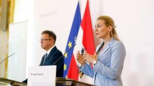 AUSTRIJA: Vijeće austrijskih ministar od jeseni uvodi korona-semafor i produlje model „skraćenog rada“ Ministar Rudolf Anschober i mnistrica Christine Aschbacher / Foto: Fenix (S.Herek / D.Tatić)