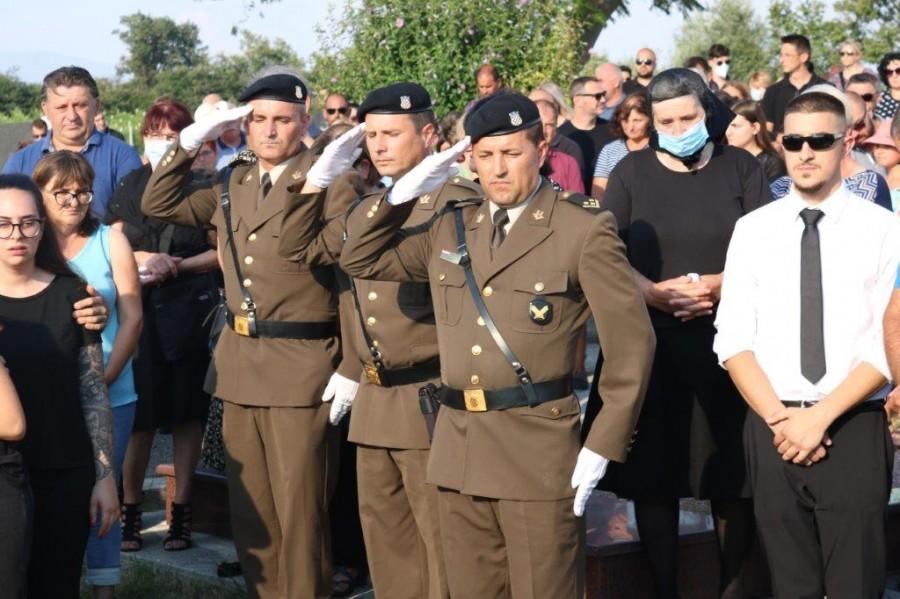 (VIDEO) Uz vojne počasti u Radovinu kod Zadra pokopan Branko Uzelac, hrvatski branitelj i dugogodišnji sportski djelatnik iz Švicarske Pokop uz vojne počasti / Foto: Fenix