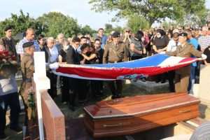 (VIDEO) Uz vojne počasti u Radovinu kod Zadra pokopan Branko Uzelac, hrvatski branitelj i dugogodišnji sportski djelatnik iz Švicarske Foto: Fenix