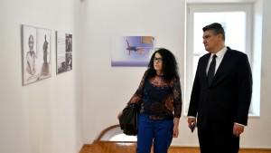 MILANOVIĆ U VELA LUCI: Posjetio izložbu posvećenu Oliveru Dragojeviću i odgovorio Plenkoviću na izjavu o reciklaži Milanović razgledava izložbu "Oliver u Luci Luka u Oliveru" u Centru za kulturu u Vela Luci / Foto: Hina