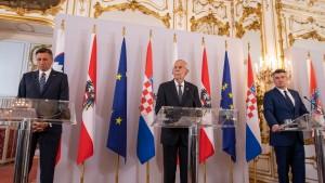 RAZGOVOR O OTVORENIM GRANICAMA: Milanović u Beču sa Van der Bellenom i Pahorom; predsjednik RH pozvao Austrijance na odmor u "vrlo sigurnu" Hrvatsku Pahor, Van der Bellen i Milanović / Foto:Fenix (Zoran Cindrić)