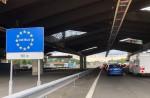 POJAŠNJENJE AUSTRIJSKA UREDBE: Putnici iz Hrvatske u tranzitu kroz Austriju ne moraju imati PCR test, ali se u prolazu ne smiju zaustavljati Izlaz iz Slovenije u Austriju/Foto: Fenix