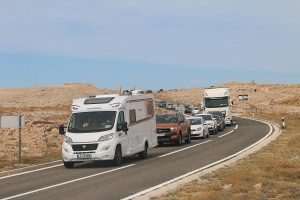 IZNENAĐENE I TURISTIČKE AGENCIJE: Nijemci, Slovenci, Česi, Slovaci, Mađari..., putuju prema Pagu i Zadru Kolona vozila prema Zadru /Foto: Fenix