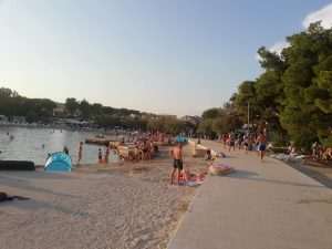 TURISTI I DOMAĆINI UŽIVAJU, O KORONI SE NE GOVORI: Dok Njemačka bilježi porast zaraženih, Nijemci u Hrvatskoj su i koronu "poslali na odmor" Plaža u Vodicama / Foto: Fenix (M.D.)
