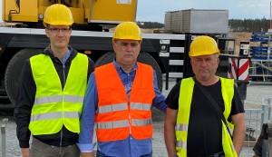 (FOTO) HRVATI GRADE TESLINU TVORNICU U NJEMAČKOJ: Hrvatski radnici su temeljiti, pouzdani i vrijedni, to je prepoznao i Elon Musk Dipl. ing. građevine Tomica Čudina, arhitekt Karlo Alešković i poslovođa Stjepan Ivić / Foto: Fenix