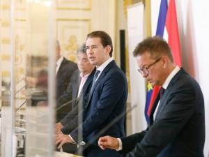 AUSTRIJA UKLJUČILA KORONA SEMAFOR: Beč, Graz, Linz i Kufstein već „žuti“, od ponedjeljka strože mjere Kancelar Kurz (sredina) i ministar zdravlja Anschober / Foto: Fenix (S. Herek / Dragan Tatić)