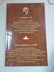 DVOSTRUKA OBLJETNICA 60. HKM i 50. HRVATSKE CRKVE U BEČU: Voditelj HKM Beč fra Josip Koren:“ Svijeće Hrvati mogu svugdje paliti, ali pjevati i moliti na materinskom jeziku, mogu samo u Hrvatskoj crkvi Novopostavljena spomen-ploča za dvostruki jubilej (foto: Snježana Herek)